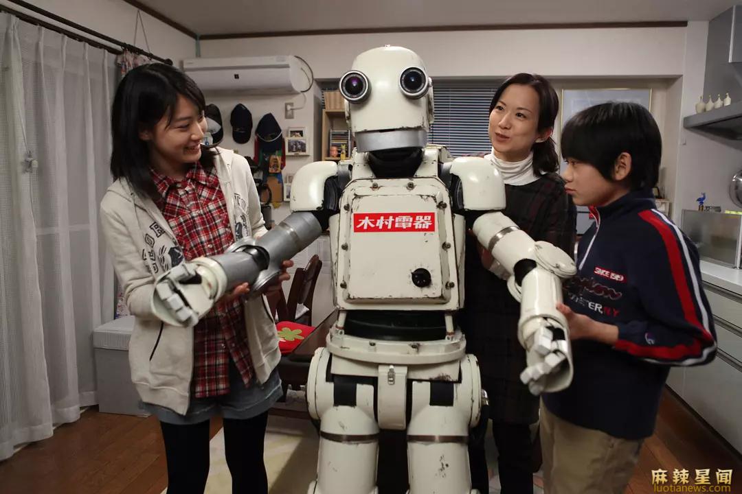 日本喜剧机器人大爷 陪伴老人是件简单又复杂的事插图1