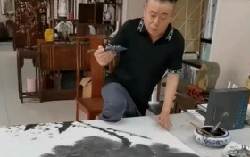 65岁潘长江画水墨画 动作娴熟像专业画师