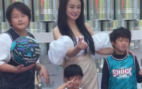 冉莹颖近期生活 拳王老婆带孩子出席活动衣着暴露引热议