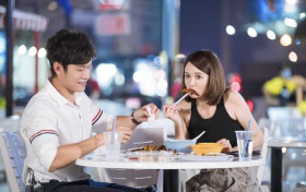 陈乔恩偷拍艾伦画画享受二人世界  深夜晒男友视角旅行照