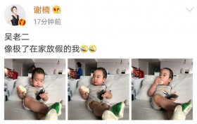 谢楠晒二儿子边吃馒头边玩耍一脸惬意 神态像极了吴京