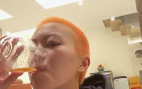 窦靖童晒合照绯闻男友入镜 二人顶情侣色头发为避嫌戴棒球帽