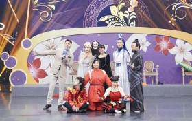 关晓彤郑爽cos冰雪奇缘 公主姐妹花笑容甜美仙气十足