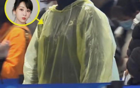 杨紫戴口罩穿雨衣现身机场引旁人围观  杨紫男朋友三位小哥哥一个比一个爱她