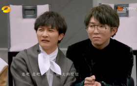 周深和毛不易到底说了多少悄悄话  话痨与话少之间的八卦