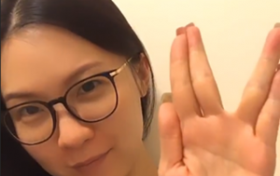王晶女儿近照罕见曝光 素颜出镜和父亲王晶长得太像了