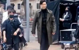 黄晓明新剧《危机先生》路透照曝光 路人镜头下五五分身材略显发福