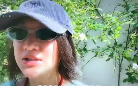 周迅对着路边转角镜唱天涯歌女 评为全场最佳画风