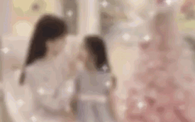 李小璐晒照庆圣诞与女儿同框视频 甜馨似翻版贾乃亮