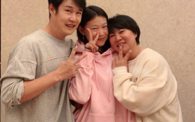 小沈阳晒一家三口全家福 对镜比V女儿越来越美