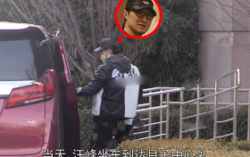 汪峰现身月子中心探望章子怡 怀抱玫瑰花束情意浓