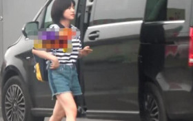 沈月恋情疑似曝光 带眼镜男孩同返住所有说有笑