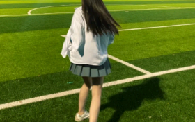 蒋依依操场拍美照太迷人 秀美腿却被管楼大爷撵走