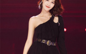 蓝盈莹手机壳是李现 现女友真是无处不在