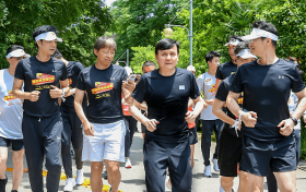 张朝阳生活有多潇洒 不请明星的直播不是一场好的马拉松