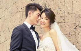 林心如霍建华一家三口逛街 跟妈妈走路姿势一模一样太可爱