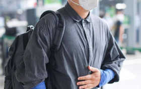 徐峥发福什么样子 现身机场被围拍急忙收腹