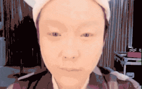 李玉刚直播化妆手法熟练 单手画眼线颇有几分美妆博主
