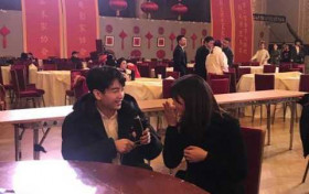 陈晓陈妍希同框秀恩爱 十指紧扣聊笑不停这份狗粮我干了