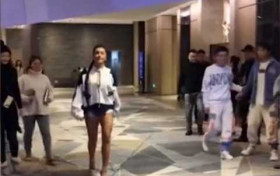 超女冠军江映蓉参加商演捞金 发福明显露出大象腿抢镜抗冷