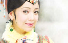 邓萃雯穿皮草棉鞋衣机场近照 掩盖不住霸气女王范