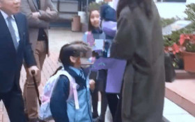 黎姿与残疾富豪老公接女儿放学 老公出拐杖满头白发很显老