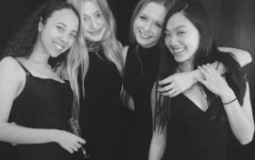 李连杰大女儿近照与外国辣妹亲密无间 一袭吊带紧身裙闪耀舞会