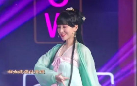 再一次身着古装扮演吕素的金莎 镜头下脖子确定有40岁吗