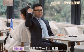 黄奕恋爱节目被骗 约会对象被爆骗婚性取向不明
