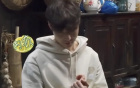 张艺兴自责做错了菜 黄磊随后做法网友大呼感动