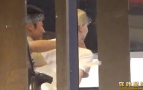 撒贝宁携妻子外出聚餐 霸气搂妻甜蜜幸福让人羡慕