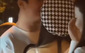 王思聪深夜现身街头被拍 和美女街边吃炒饭再曝新恋情吗
