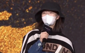 周冬雨戴口罩领奖 获奖感言透露口罩背后的心酸