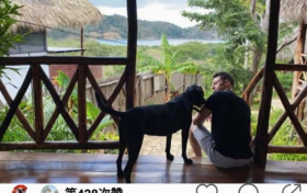 陈赫前妻许婧新年晒男友视角 穿露背裙赤脚漫步海滩身材养眼