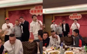 成龙曾志伟聚会 饭后一同上台合唱经典曲目