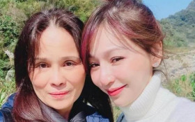 王心凌与母亲出游贴脸合照曝光 37岁的她继承妈妈的高颜值