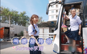 《横冲直撞20岁》火箭少女穿泰国校服重返15岁,逛街喝奶茶吃烤肠