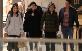陈可辛夫妇逛街秀恩爱 13岁陈是知笑开花打扮却比随行友人还低调