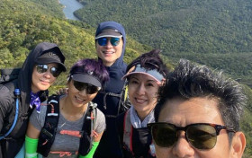 刘嘉玲与好友外出登山素颜出镜 54岁身材比例不输超模