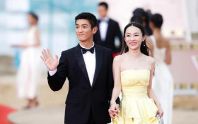 杜江给霍思燕洗脚按摩脚部 亲吻霍思燕脚背却被吐槽太私密
