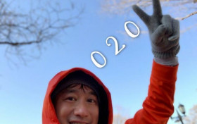 黄磊与友人聚餐被偶遇 主动停下和粉丝打招呼一致好评
