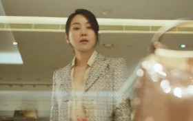 闫妮母女同接某品牌时尚包包捞金 48岁闫妮与女儿似姐妹