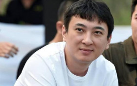 王思聪与新女友雨天约会 穿同款上衣亲自为女生撑伞