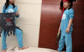 岳云鹏两女儿近照扮海盗太调皮 妈妈直叹没洗澡也没写作业