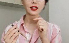 陈数亲自试色为粉丝种草口红 暖心为粉丝挑选口红