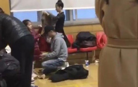 文章替马伊琍接女儿跪地帮女儿穿外套 离婚后事业惨淡不比前妻