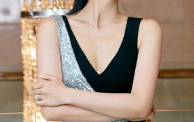40岁胡杏儿近照曝光 梳背头穿V领尽显事业线性感又迷人