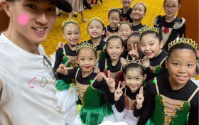 吴尊带女儿参加芭蕾舞比赛 抱着女儿席地而坐非常温馨和甜蜜