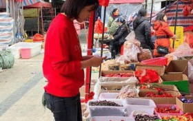 刘涛衣着朴素逛菜市场与摊主谈笑无明星架子  网友大赞国民贤妻