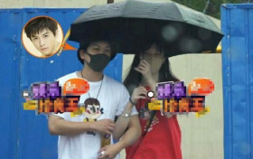武艺恋情曝光 女友为他打伞遮风挡雨十分贴心